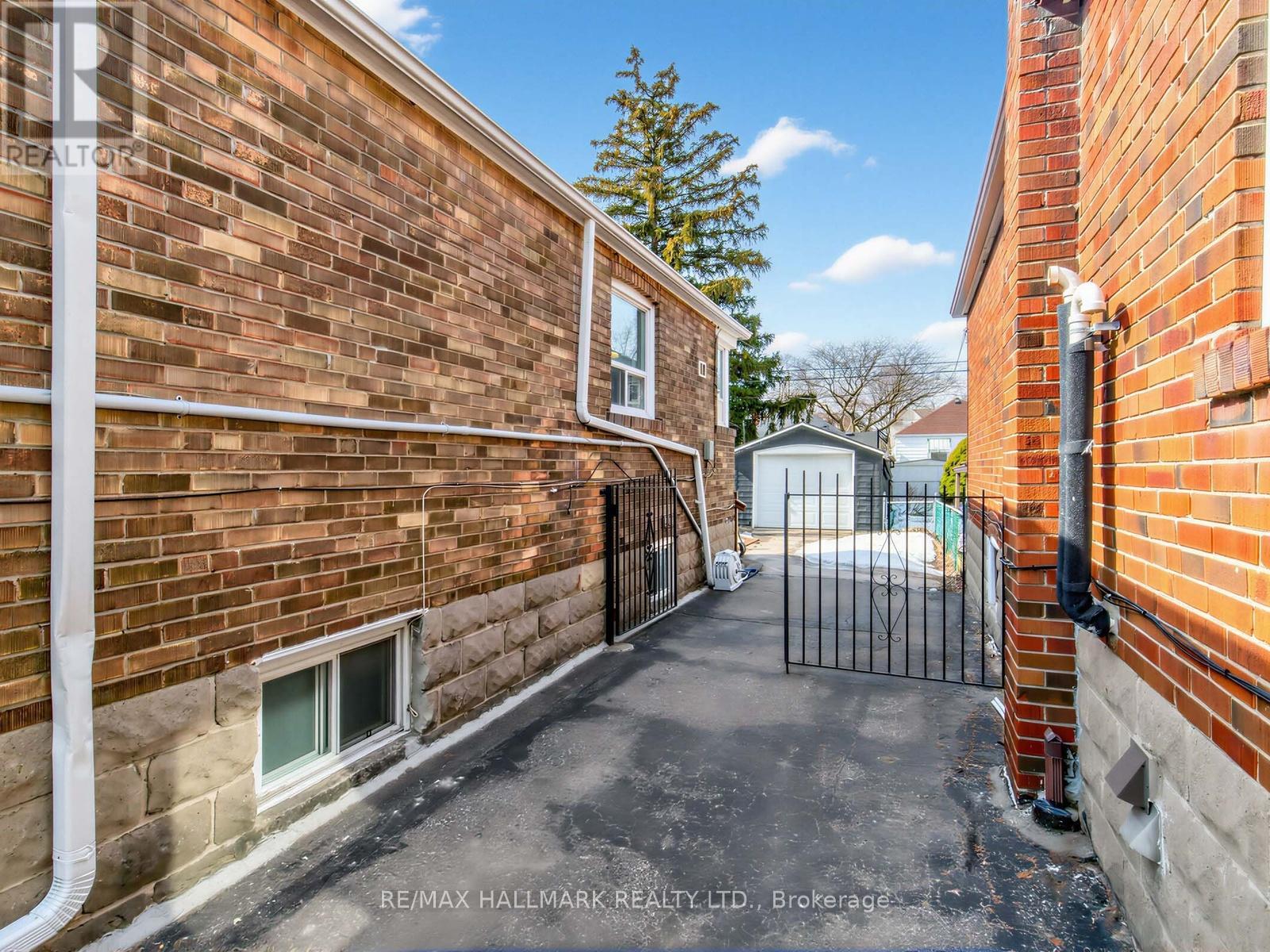 84 St Hubert Avenue, Toronto, Ontario  M4J 3Z5 - Photo 16 - E12873224