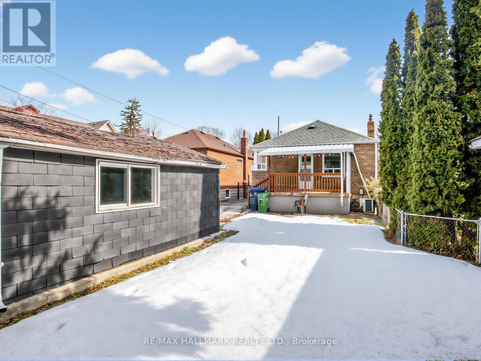 84 St Hubert Avenue, Toronto, Ontario  M4J 3Z5 - Photo 17 - E12873224