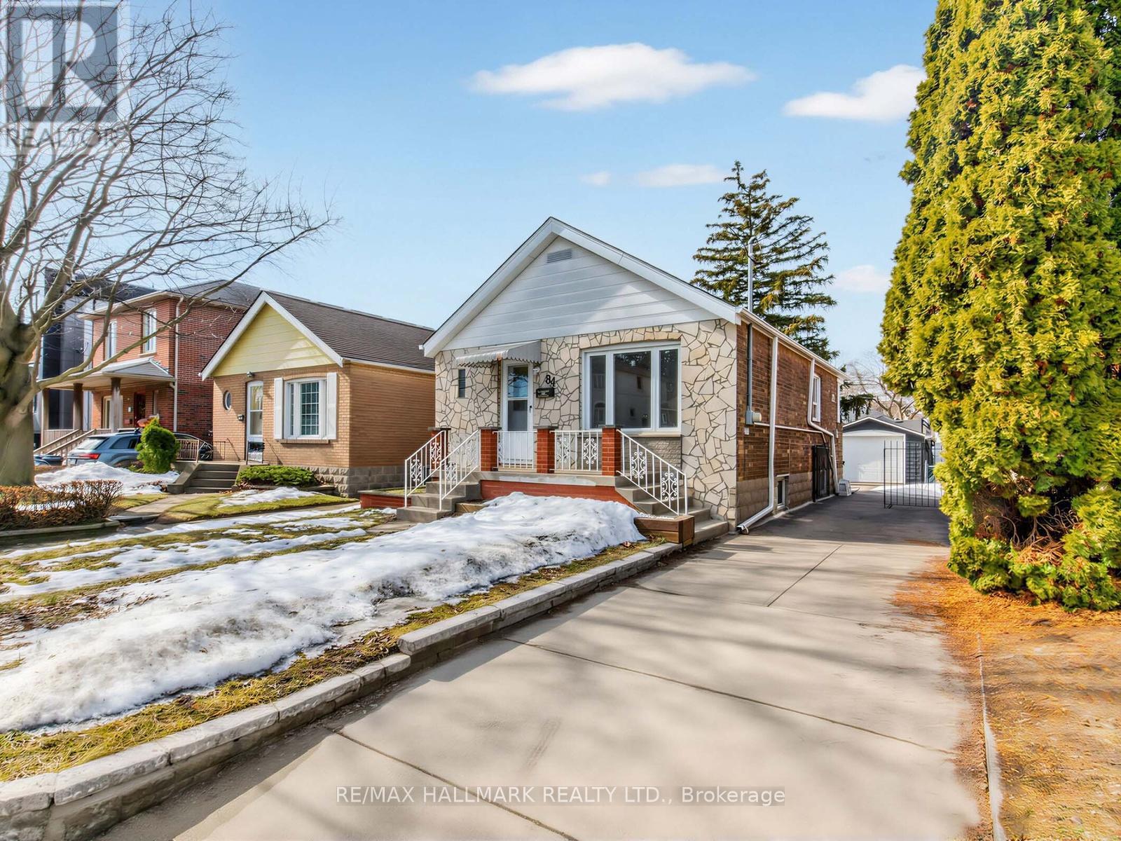 84 St Hubert Avenue, Toronto, Ontario  M4J 3Z5 - Photo 2 - E12873224