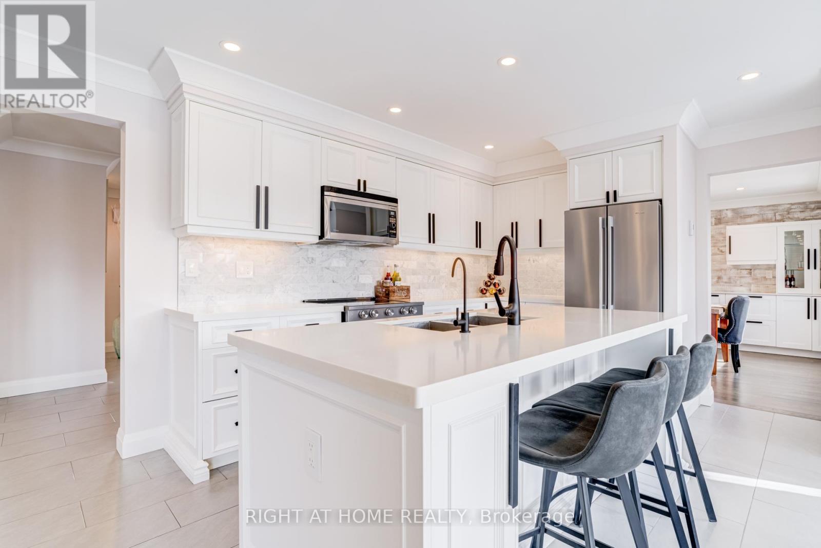 1320 Monmouth Drive, Burlington, Ontario  L7P 3J6 - Photo 12 - W12872074