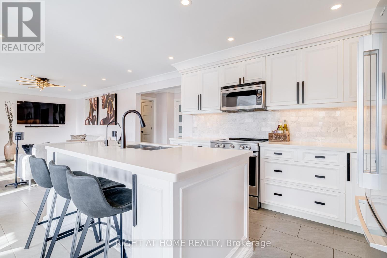 1320 Monmouth Drive, Burlington, Ontario  L7P 3J6 - Photo 13 - W12872074