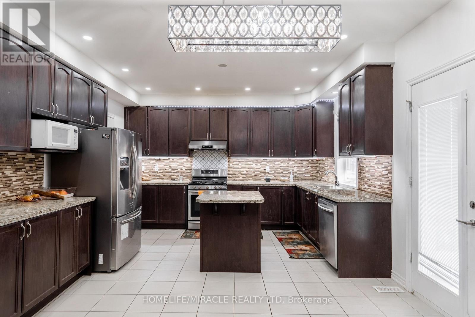 11 Magical Road, Brampton, Ontario  L7A 0G4 - Photo 9 - W12873114