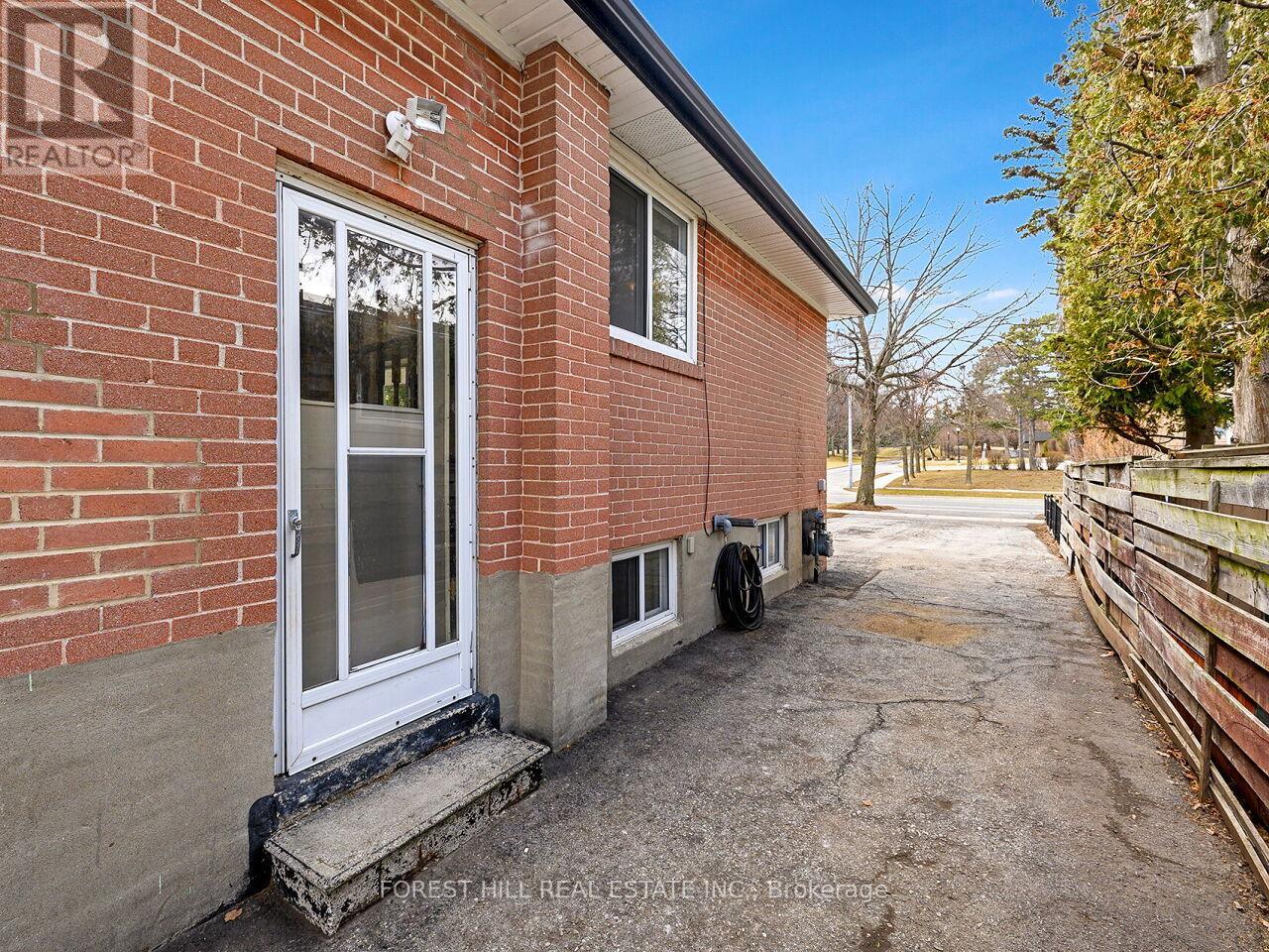 2324 TRUSCOTT DRIVE Mississauga (Clarkson), ON L5J 2B2