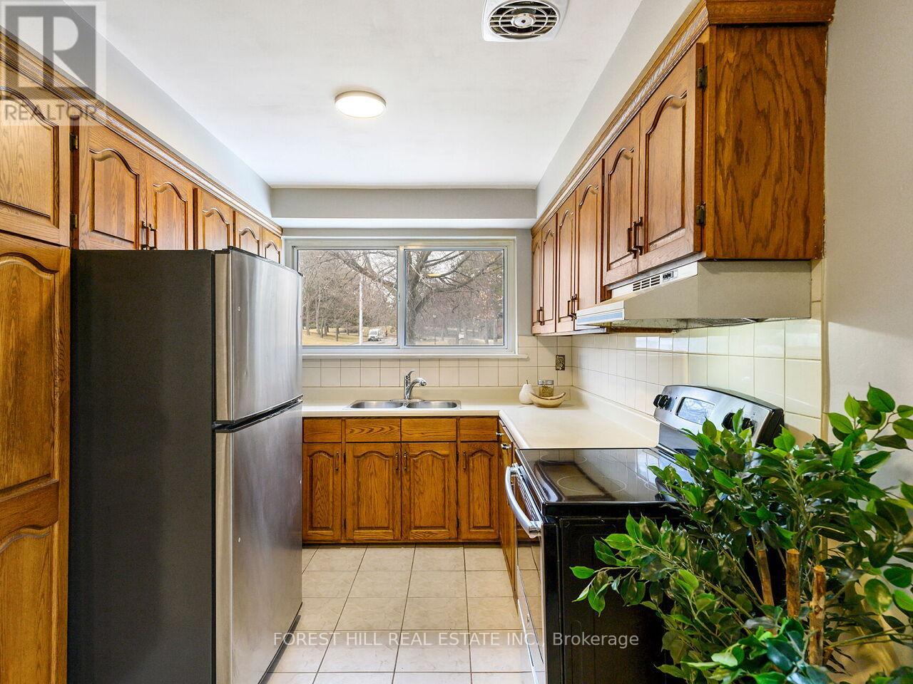 2324 TRUSCOTT DRIVE Mississauga (Clarkson), ON L5J 2B2