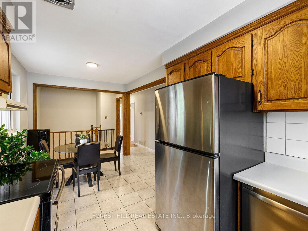 2324 Truscott Drive, Mississauga, Ontario  L5J 2B2 - Photo 9 - W12873178