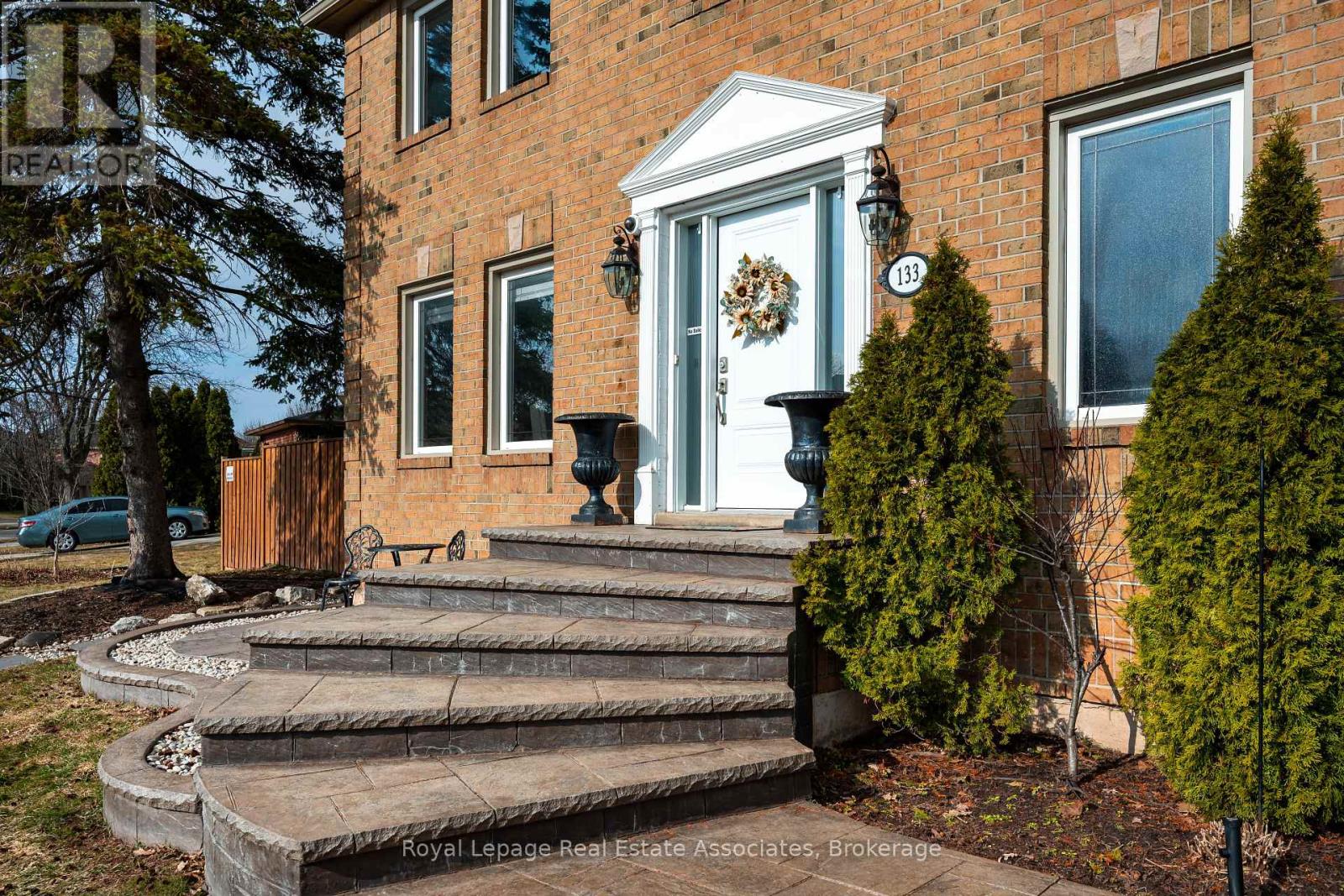 133 Mayla Drive, Oakville, Ontario  L6H 3S6 - Photo 10 - W12873202