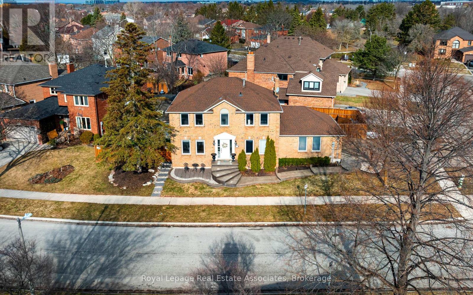 133 Mayla Drive, Oakville, Ontario  L6H 3S6 - Photo 2 - W12873202