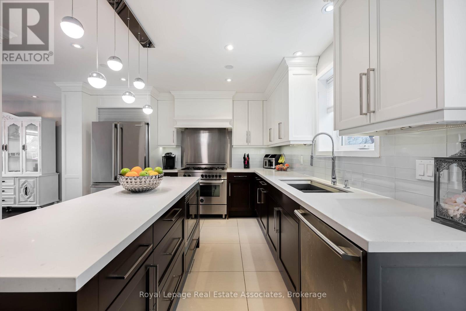 133 Mayla Drive, Oakville, Ontario  L6H 3S6 - Photo 25 - W12873202