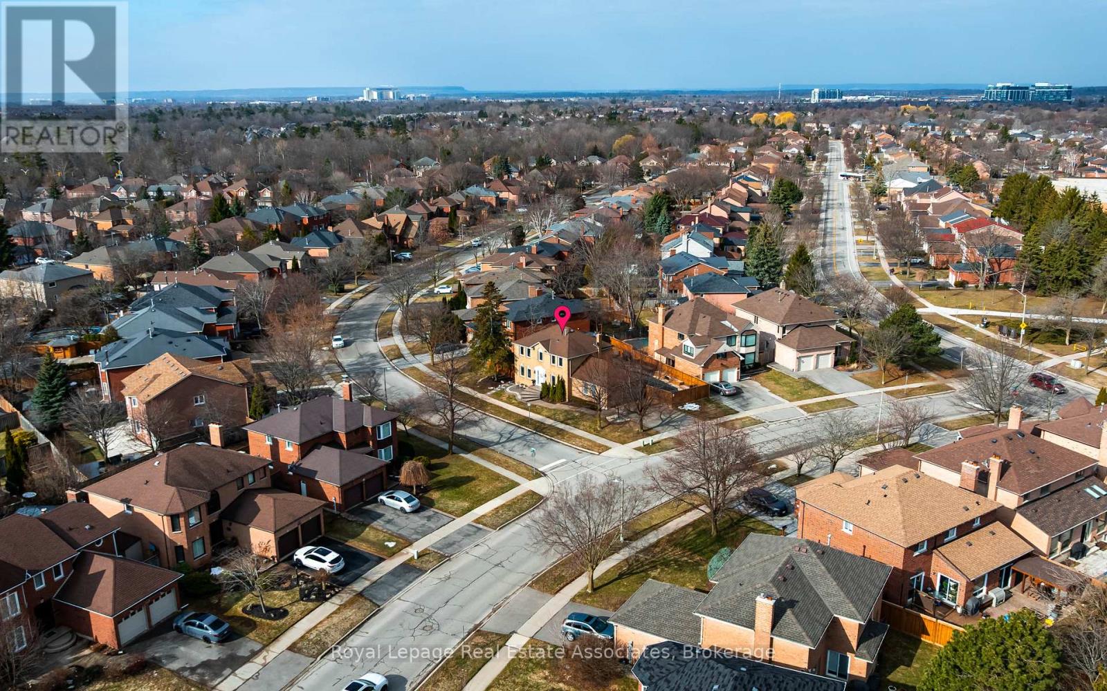 133 Mayla Drive, Oakville, Ontario  L6H 3S6 - Photo 4 - W12873202