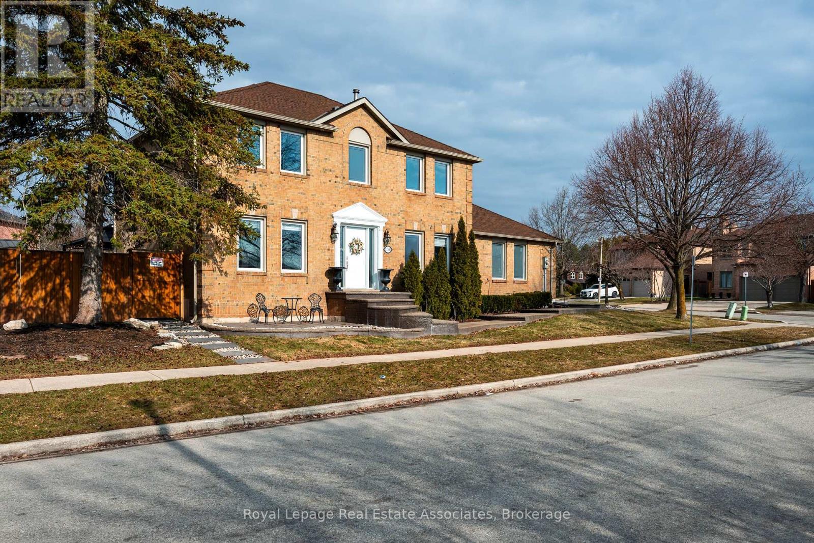 133 Mayla Drive, Oakville, Ontario  L6H 3S6 - Photo 8 - W12873202