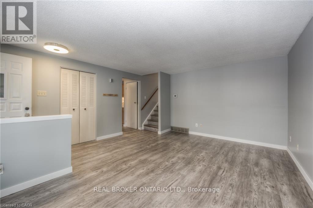 74 Helene Crescent, Waterloo, Ontario  N2L 5E5 - Photo 6 - X12873146