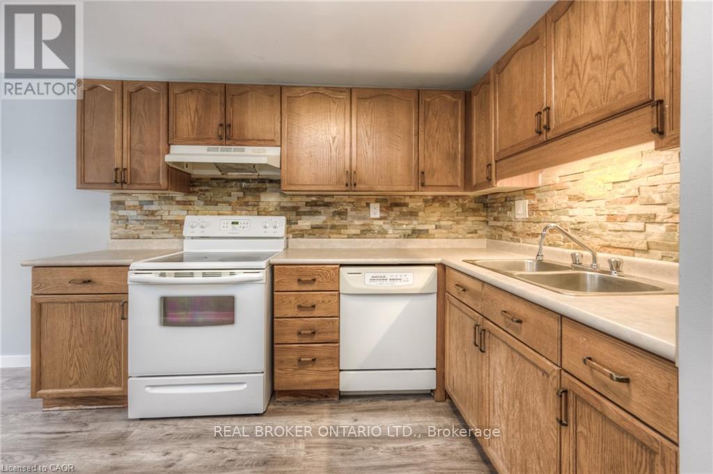 74 Helene Crescent, Waterloo, Ontario  N2L 5E5 - Photo 7 - X12873146