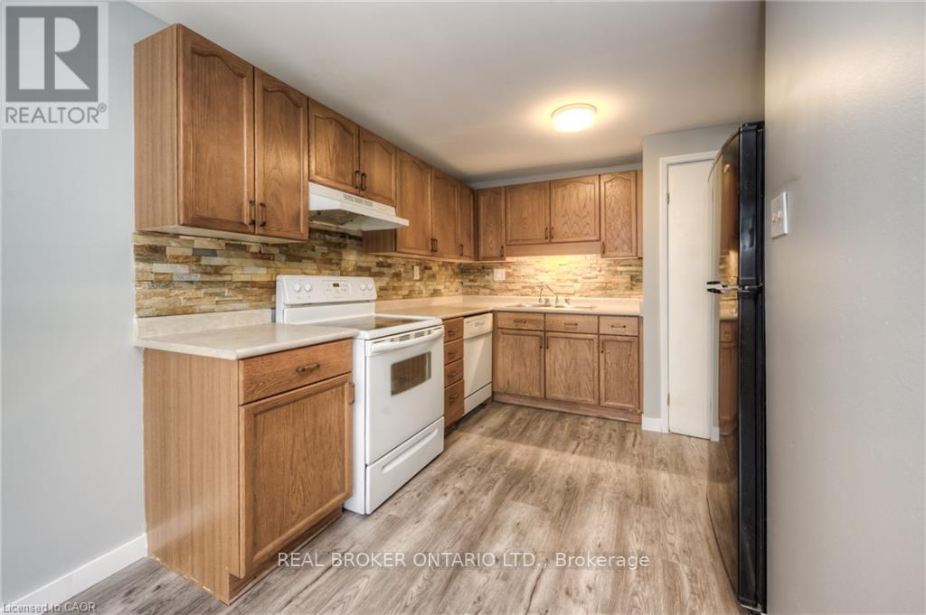 74 Helene Crescent, Waterloo, Ontario  N2L 5E5 - Photo 8 - X12873146