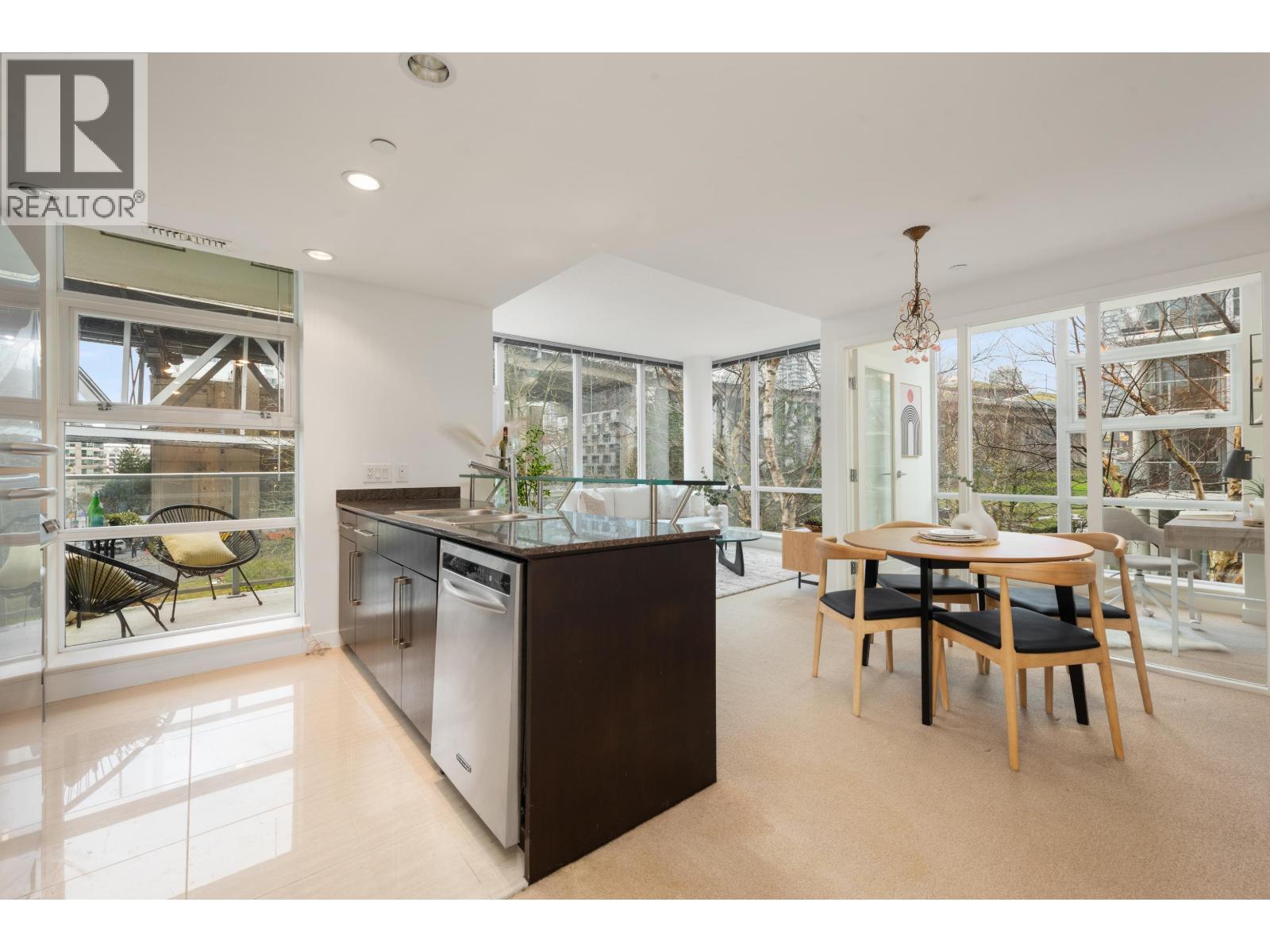 605 633 Kinghorne Mews, Vancouver, British Columbia  V6Z 3H3 - Photo 9 - R3098896