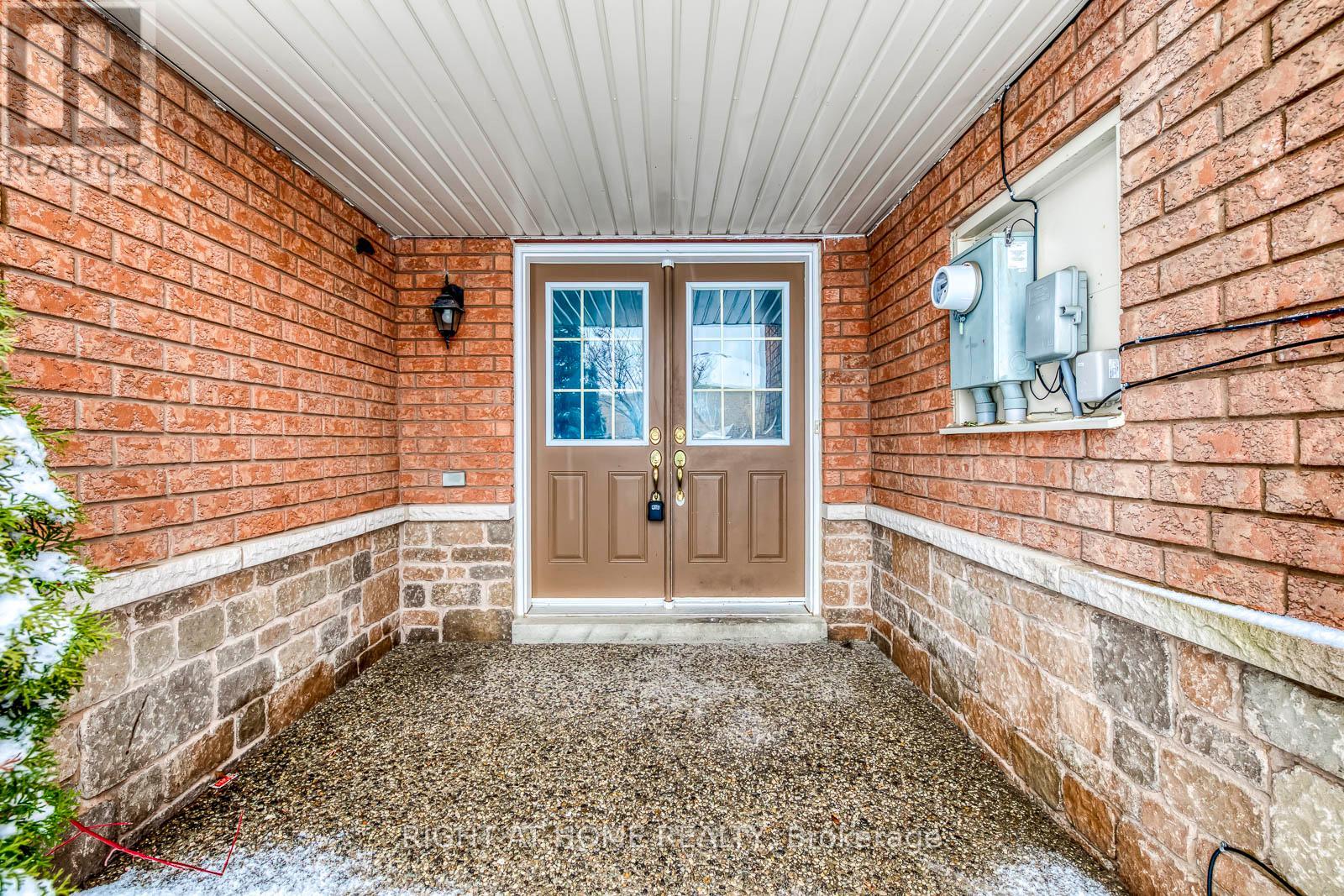 15 Eagle Trace Drive, Brampton, Ontario  L6R 0M3 - Photo 2 - W12873314