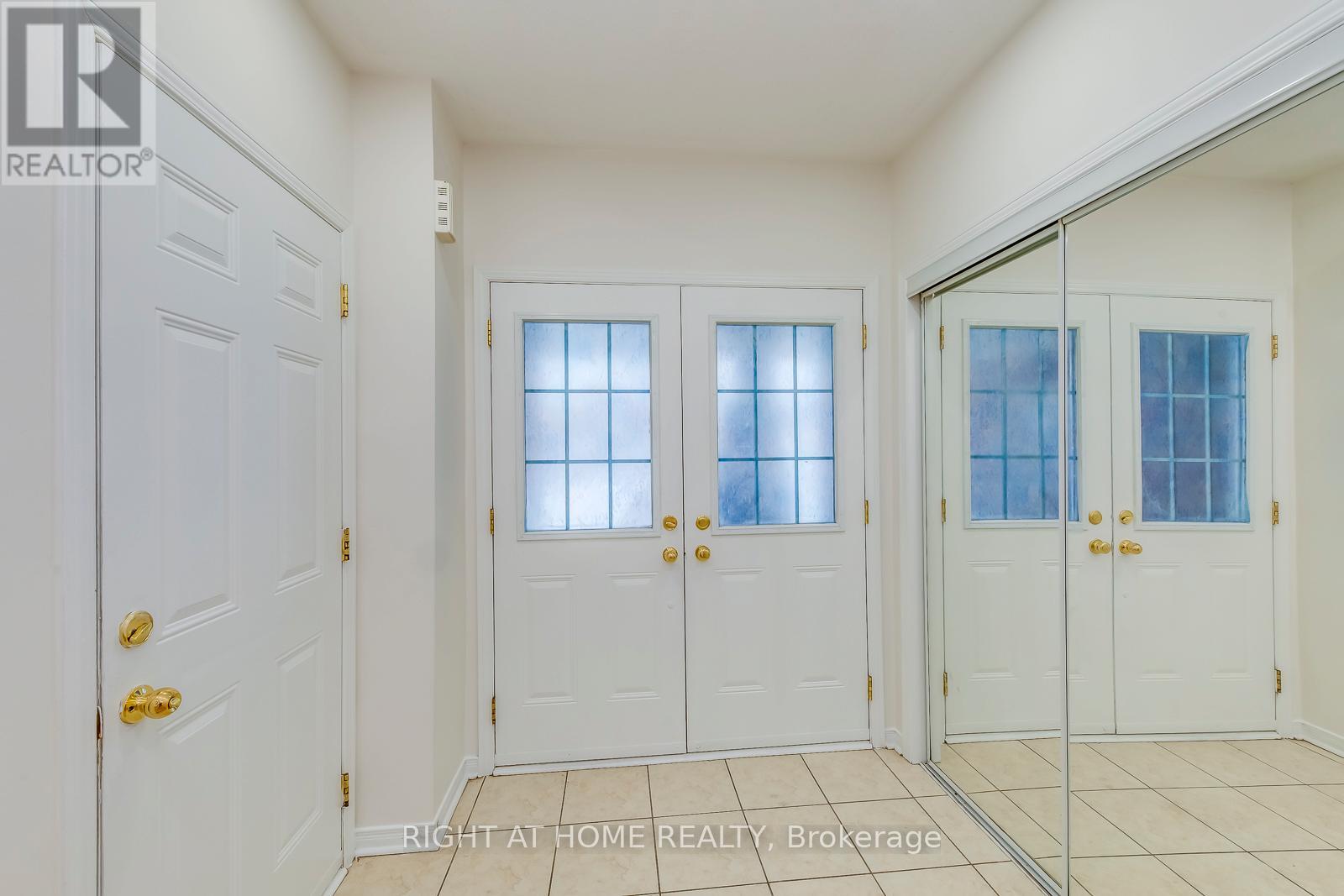 15 Eagle Trace Drive, Brampton, Ontario  L6R 0M3 - Photo 3 - W12873314