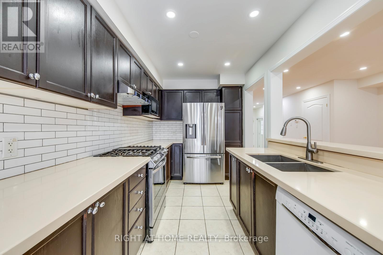 15 Eagle Trace Drive, Brampton, Ontario  L6R 0M3 - Photo 9 - W12873314