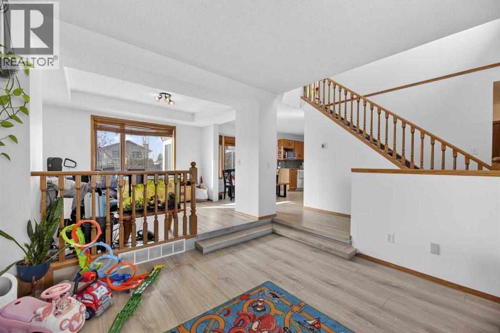 592 Meadowbrook Bay Se, Airdrie, Alberta  T4A 2A9 - Photo 4 - A2290512