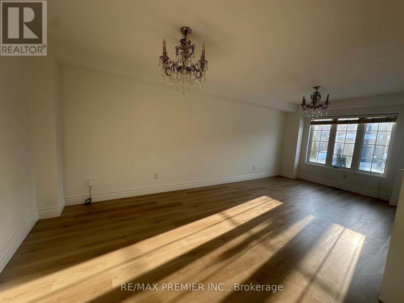 240 Armstrong Crescent, Bradford West Gwillimbury, Ontario  L3Z 2A4 - Photo 10 - N12872598