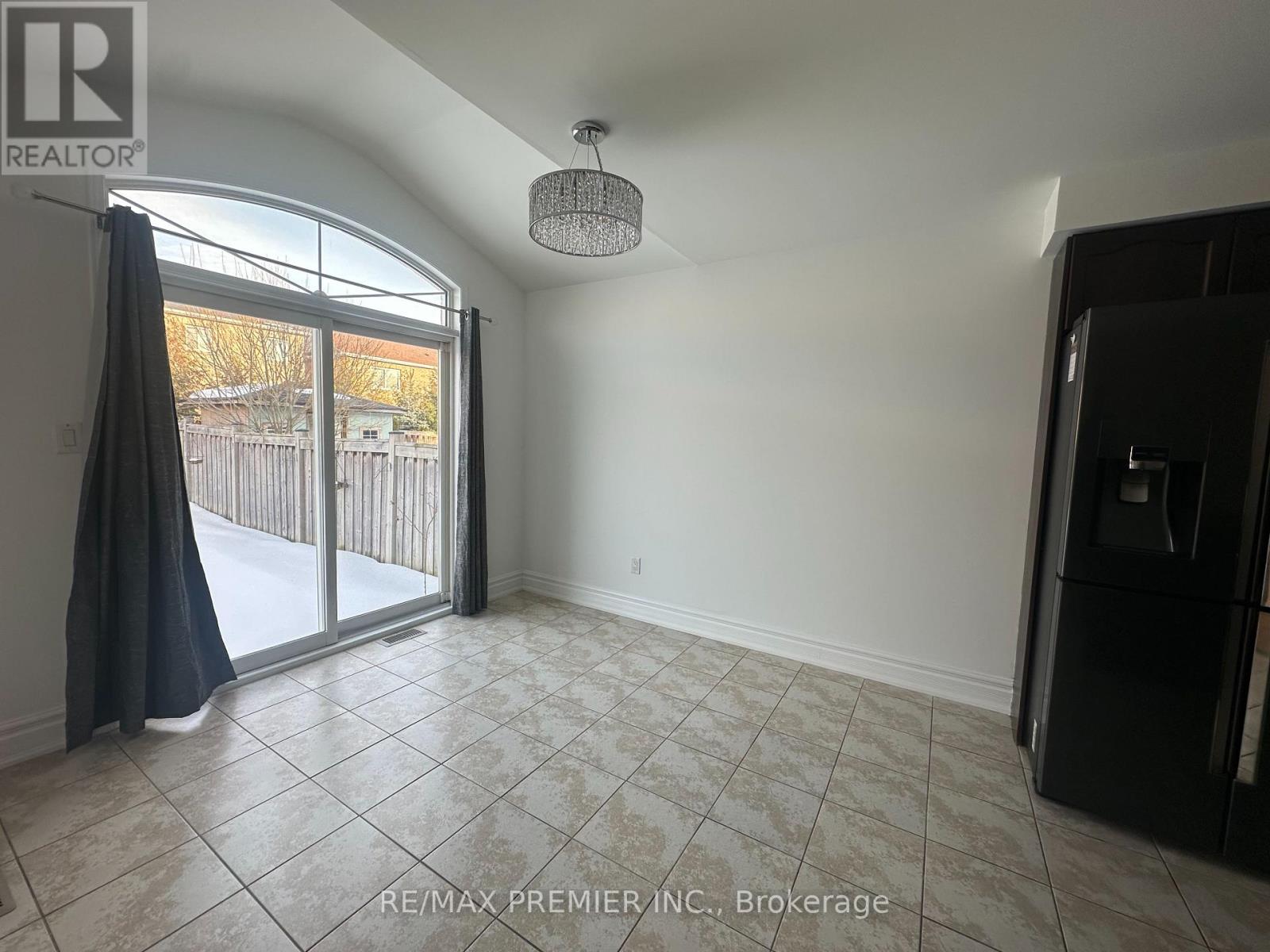 240 Armstrong Crescent, Bradford West Gwillimbury, Ontario  L3Z 2A4 - Photo 5 - N12872598