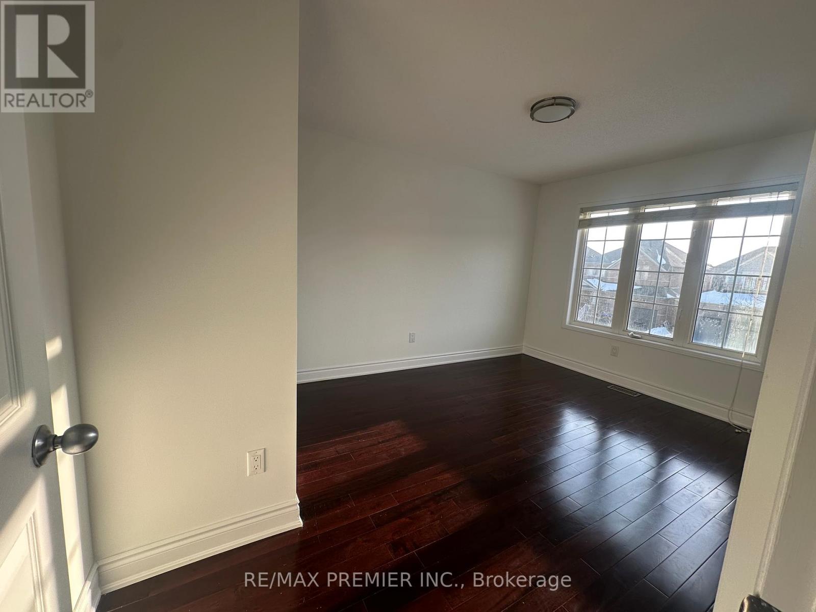 240 Armstrong Crescent, Bradford West Gwillimbury, Ontario  L3Z 2A4 - Photo 14 - N12872598