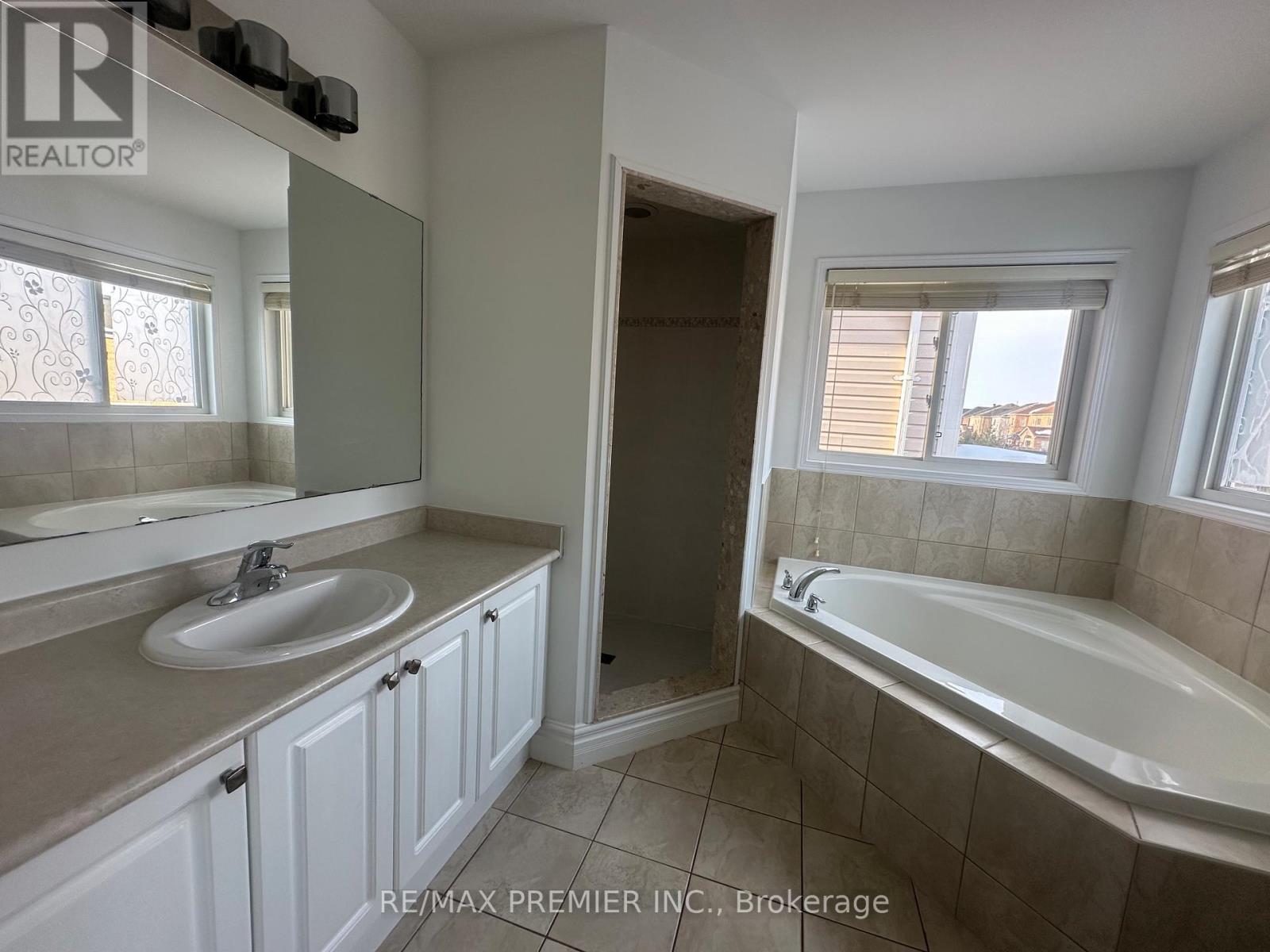 240 Armstrong Crescent, Bradford West Gwillimbury, Ontario  L3Z 2A4 - Photo 24 - N12872598