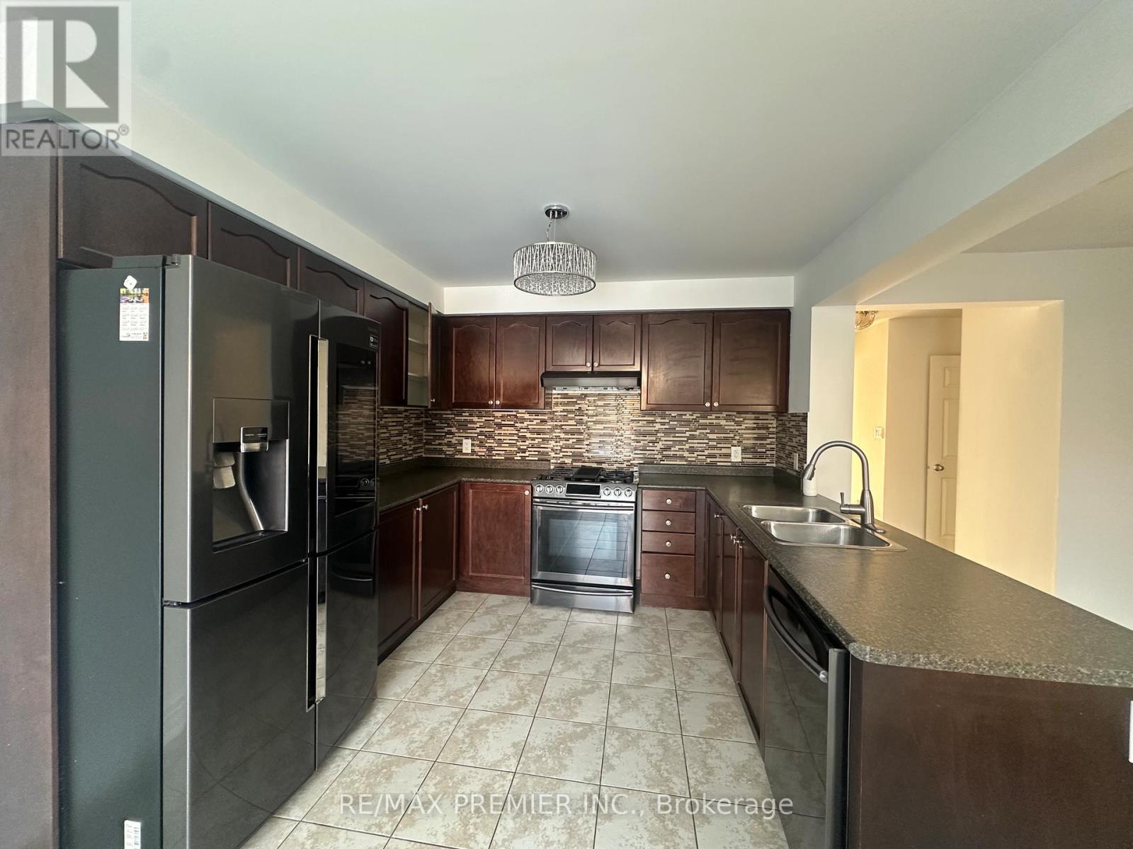 240 Armstrong Crescent, Bradford West Gwillimbury, Ontario  L3Z 2A4 - Photo 3 - N12872598