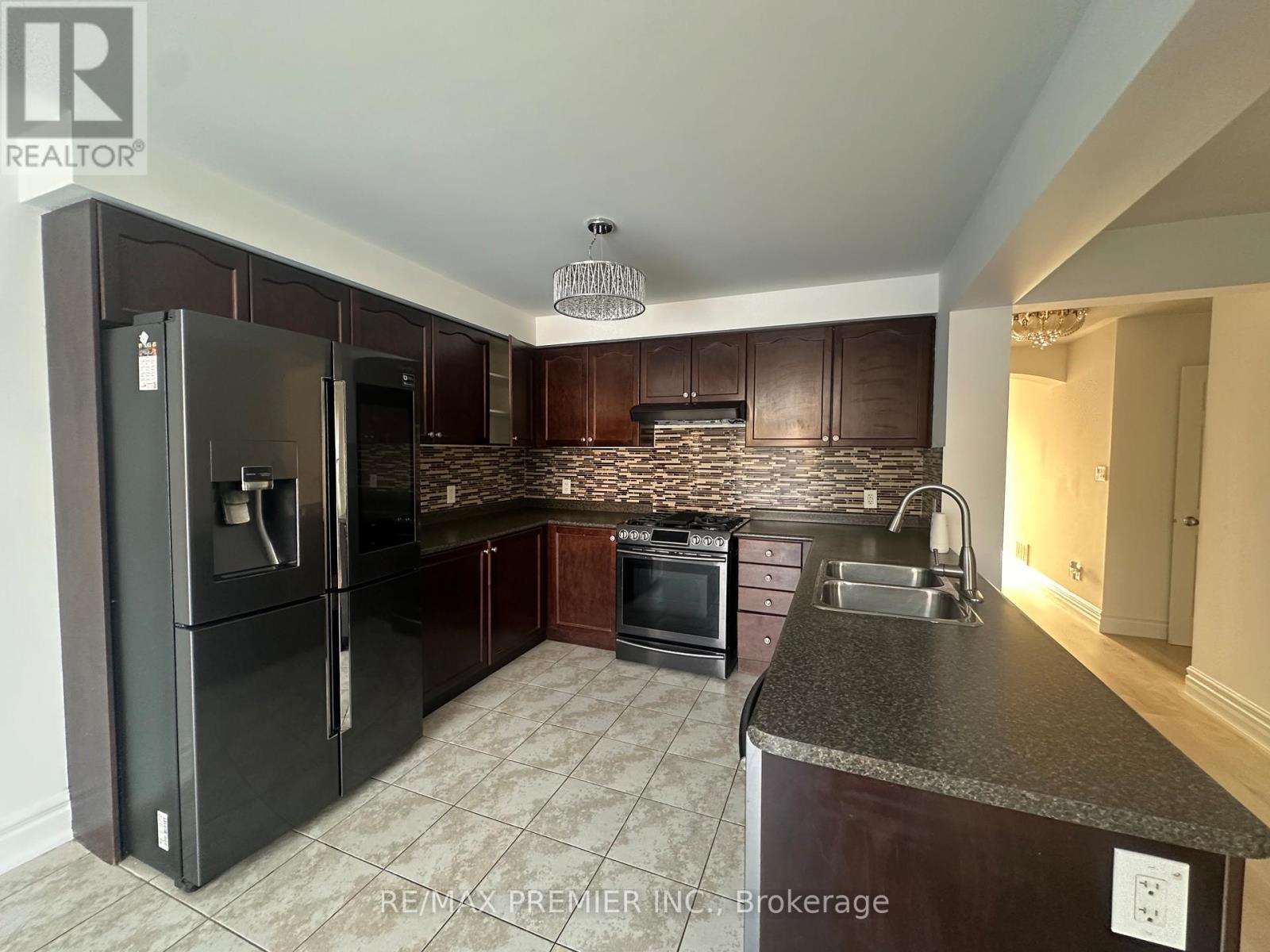 240 Armstrong Crescent, Bradford West Gwillimbury, Ontario  L3Z 2A4 - Photo 4 - N12872598