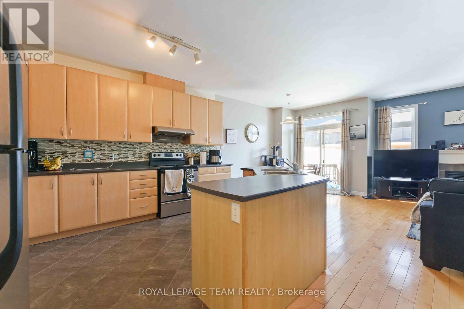 106 Whispering Winds Way, Ottawa, Ontario  K1W 0B6 - Photo 10 - X12873248