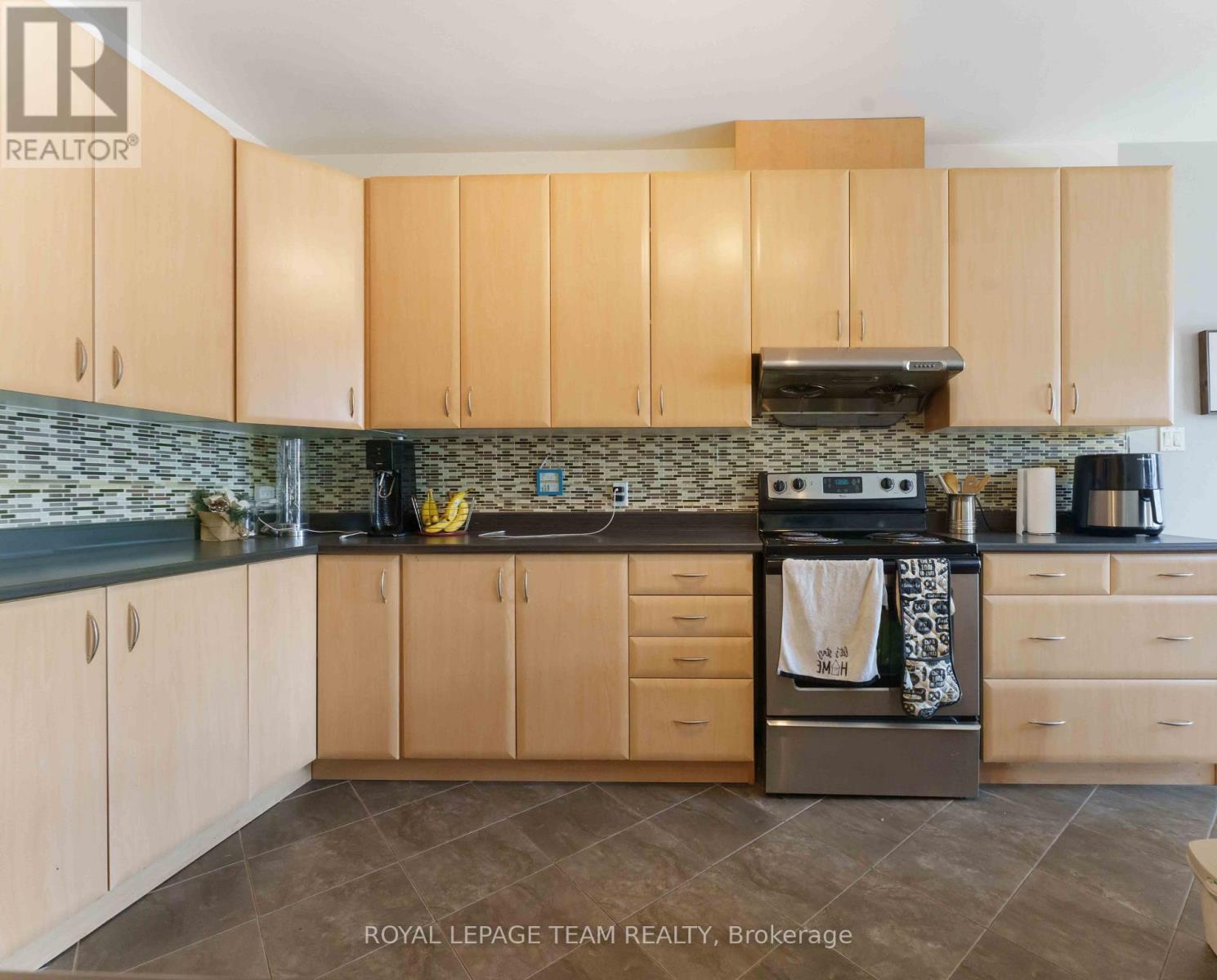 106 Whispering Winds Way, Ottawa, Ontario  K1W 0B6 - Photo 11 - X12873248