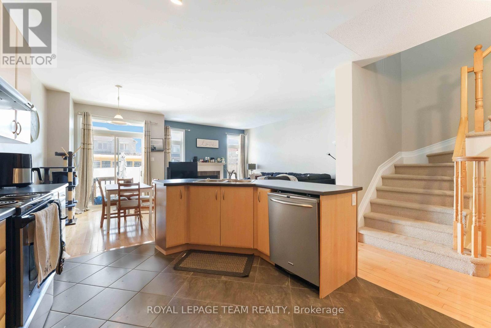 106 Whispering Winds Way, Ottawa, Ontario  K1W 0B6 - Photo 12 - X12873248