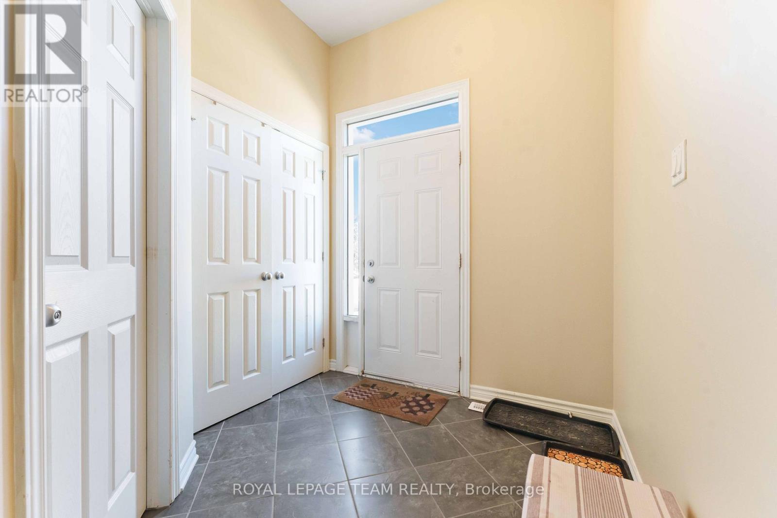 106 Whispering Winds Way, Ottawa, Ontario  K1W 0B6 - Photo 2 - X12873248