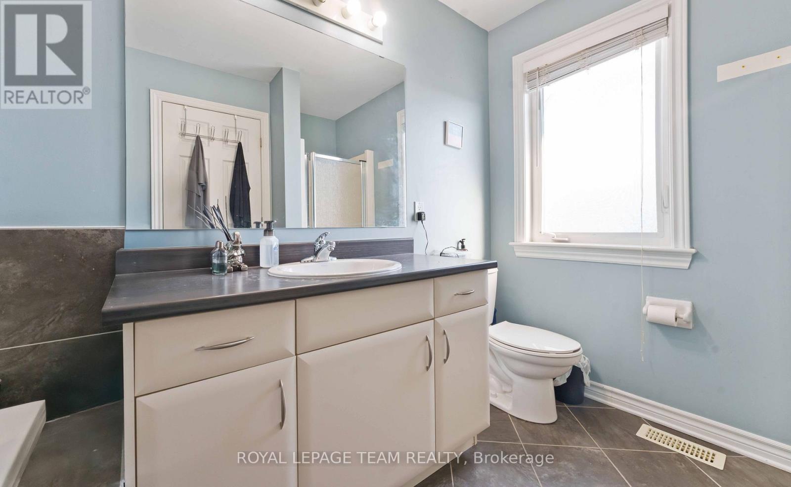 106 Whispering Winds Way, Ottawa, Ontario  K1W 0B6 - Photo 22 - X12873248