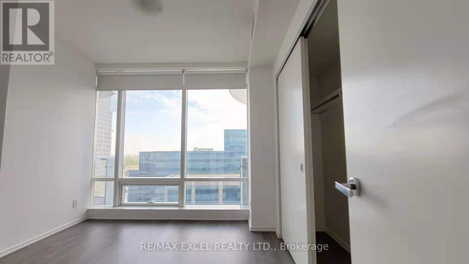 2004 - 1 Bloor Street E, Toronto, Ontario  M4W 1A9 - Photo 8 - C12873416