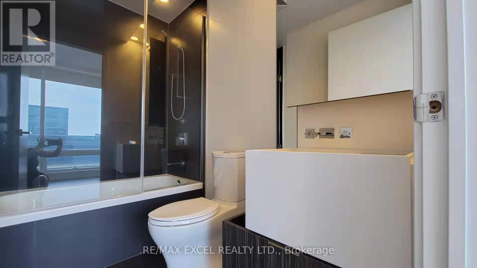 2004 - 1 Bloor Street E, Toronto, Ontario  M4W 1A9 - Photo 9 - C12873416