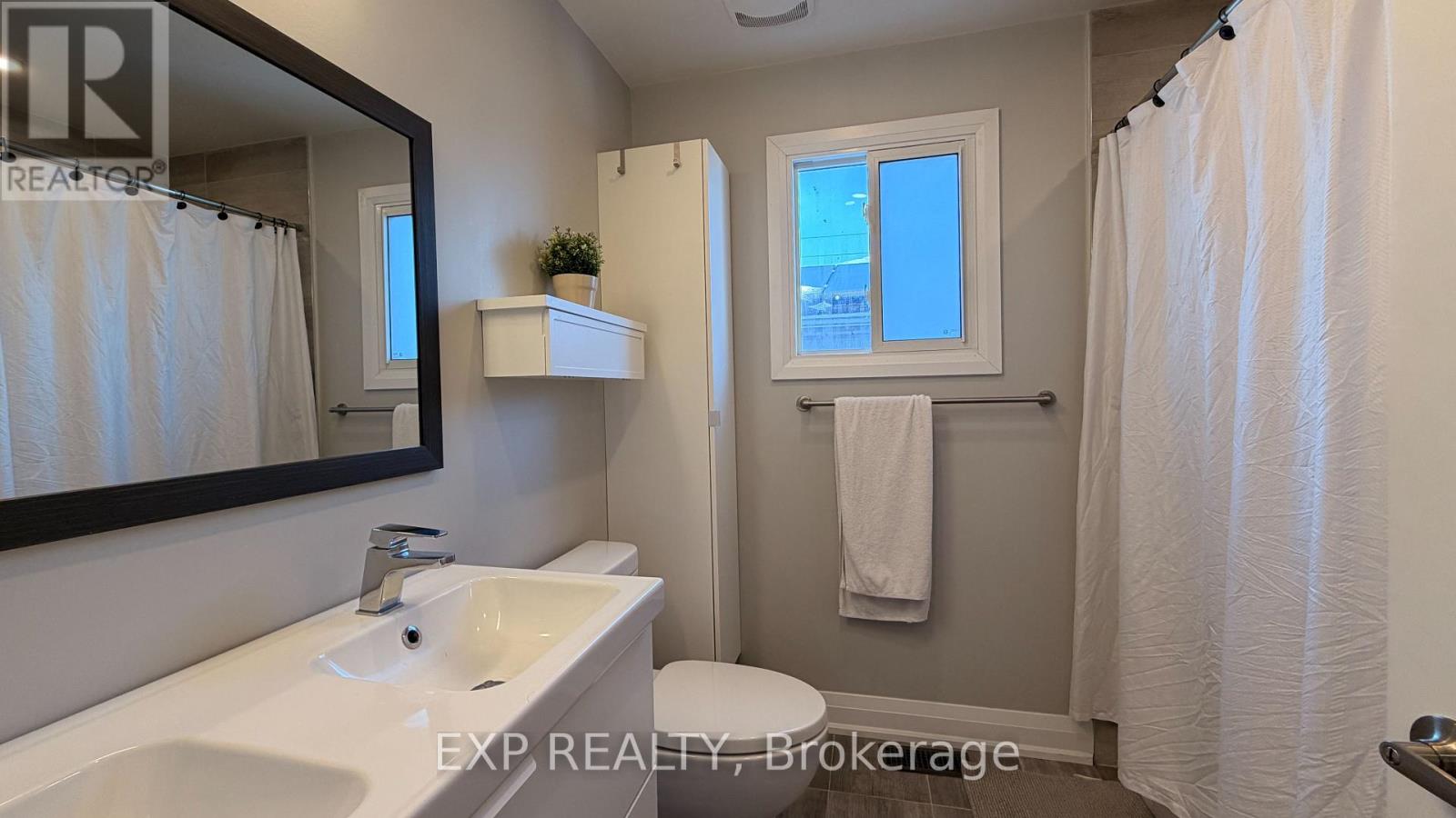 7 Rak Court, Bradford West Gwillimbury, Ontario  L3Z 2X2 - Photo 17 - N12873454