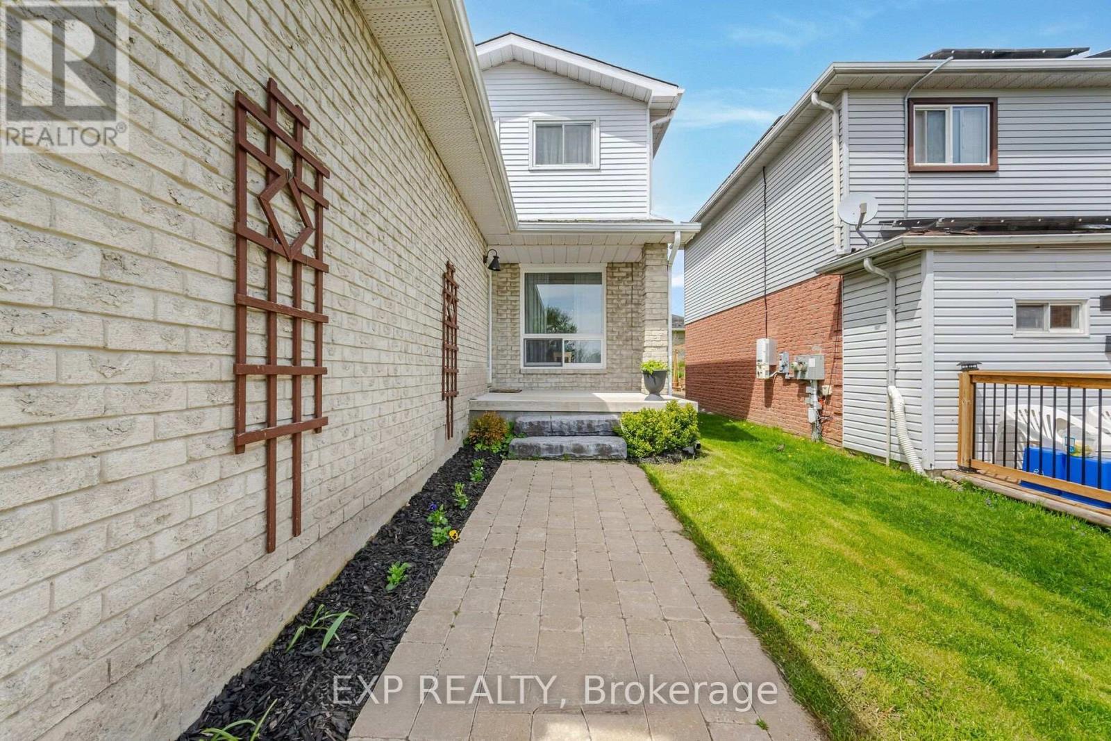 7 Rak Court, Bradford West Gwillimbury, Ontario  L3Z 2X2 - Photo 2 - N12873454