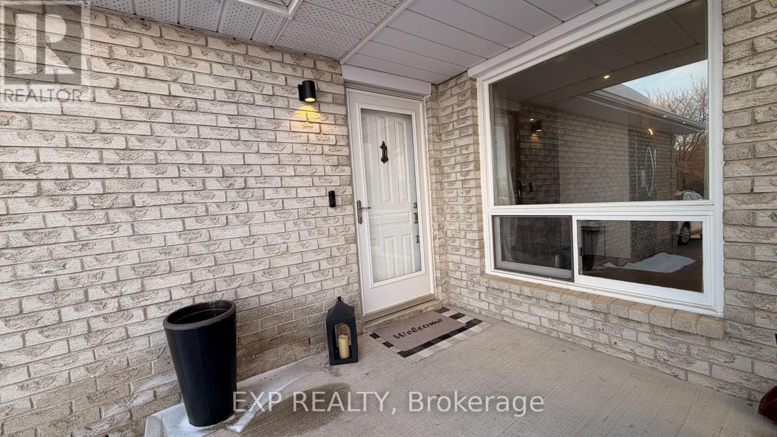 7 Rak Court, Bradford West Gwillimbury, Ontario  L3Z 2X2 - Photo 5 - N12873454