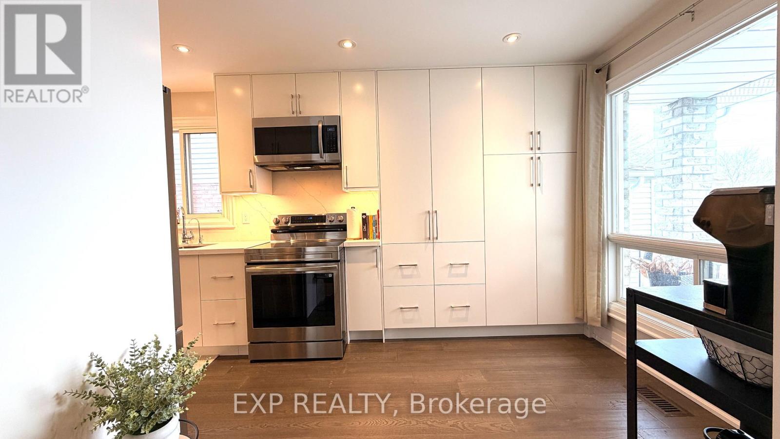 7 Rak Court, Bradford West Gwillimbury, Ontario  L3Z 2X2 - Photo 6 - N12873454