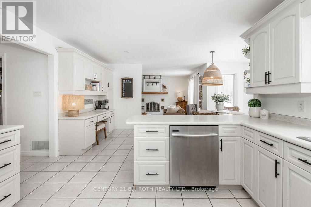 7 Priest Avenue, Springwater, Ontario  L9X 0G9 - Photo 9 - S12873340