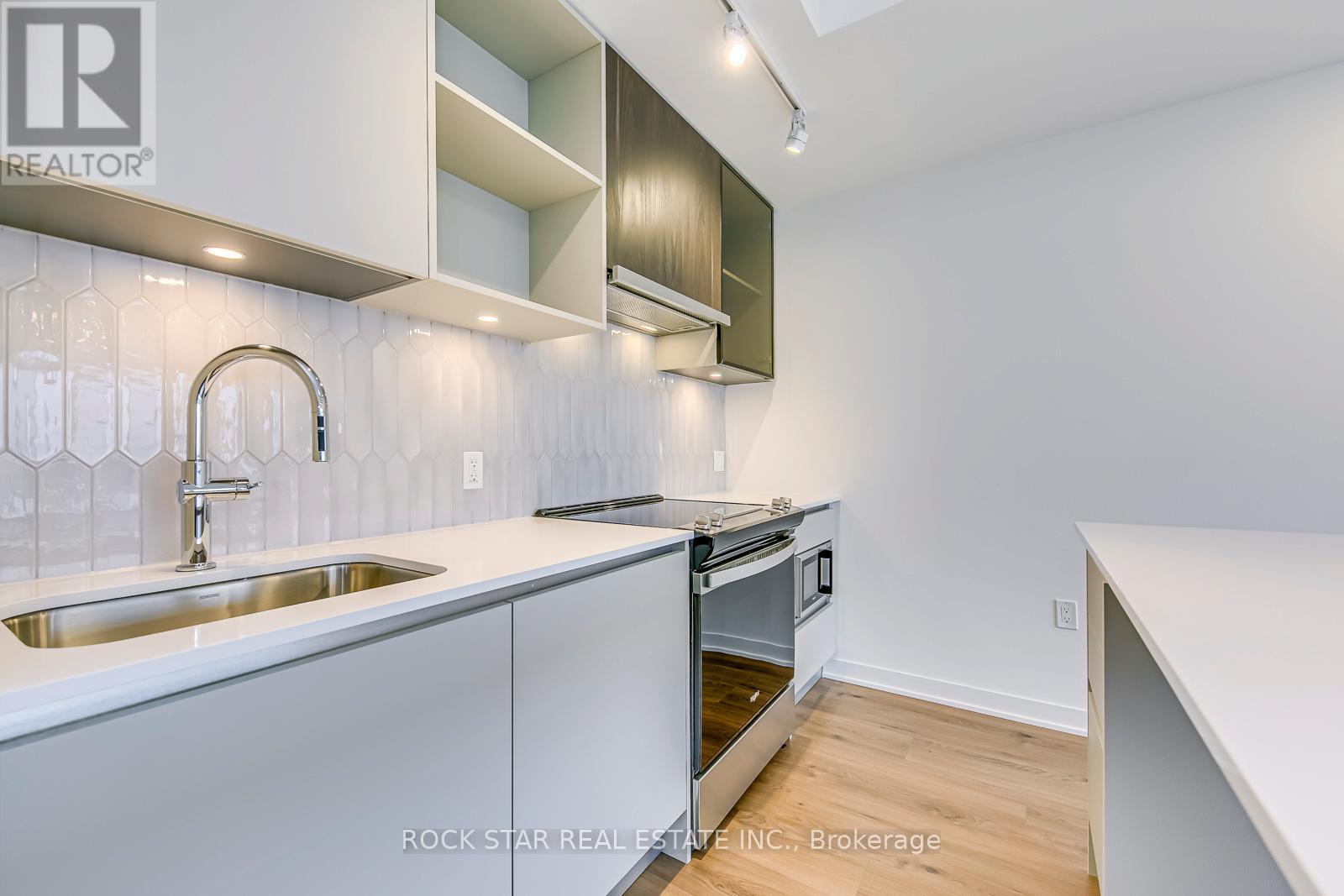 601 - 395 Dundas Street W, Oakville (Go Glenorchy), Ontario  L6M 5R8 - Photo 5 - W12758844