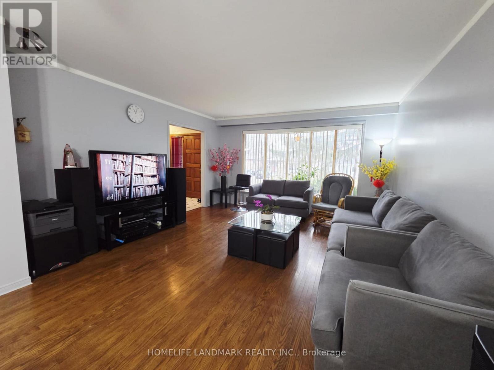 7 Burtonwood Crescent, Toronto, Ontario  M9V 3L9 - Photo 3 - W12873328