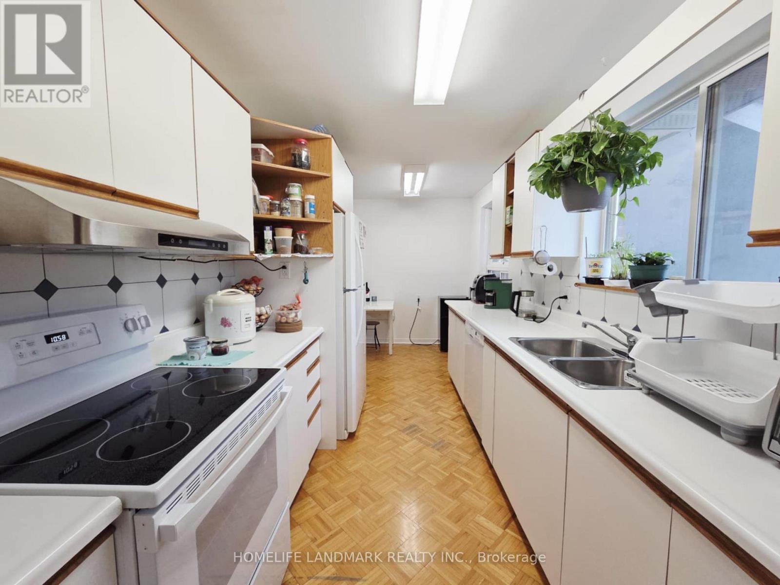 7 Burtonwood Crescent, Toronto, Ontario  M9V 3L9 - Photo 6 - W12873328