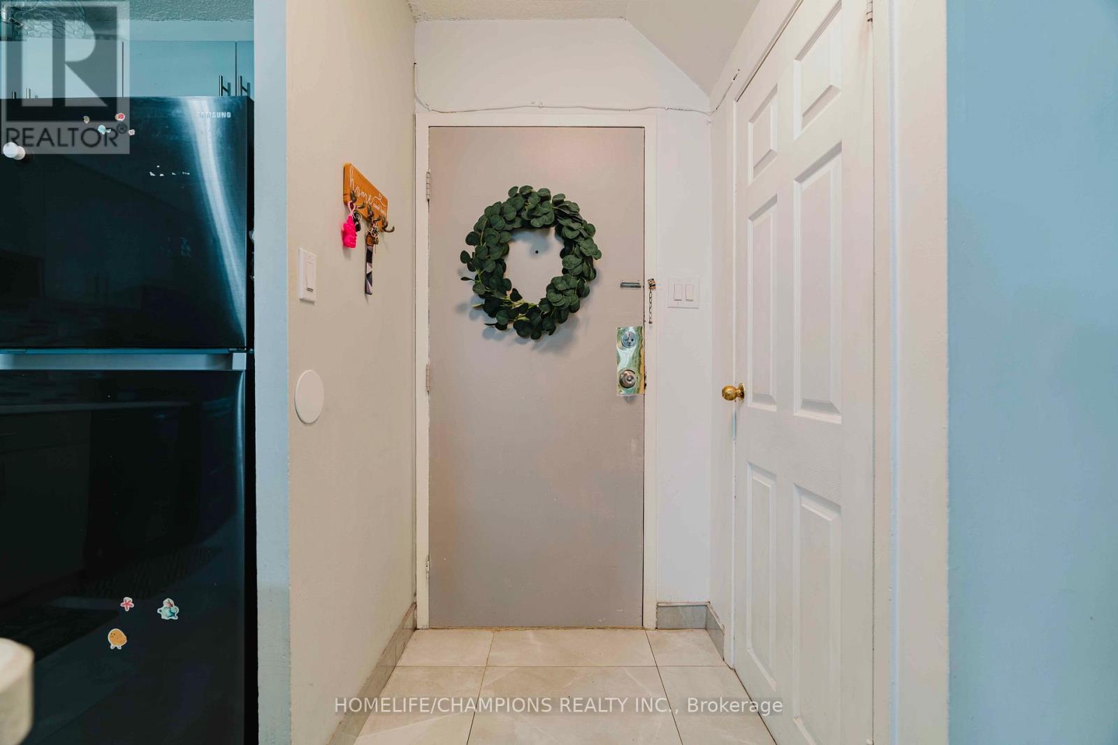 205 - 1050 Stainton Drive, Mississauga, Ontario  L5C 2T8 - Photo 4 - W12873368