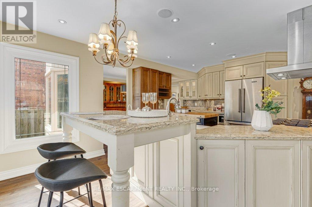 333 Claremont Crescent, Oakville, Ontario  L6J 6J9 - Photo 10 - W12873370