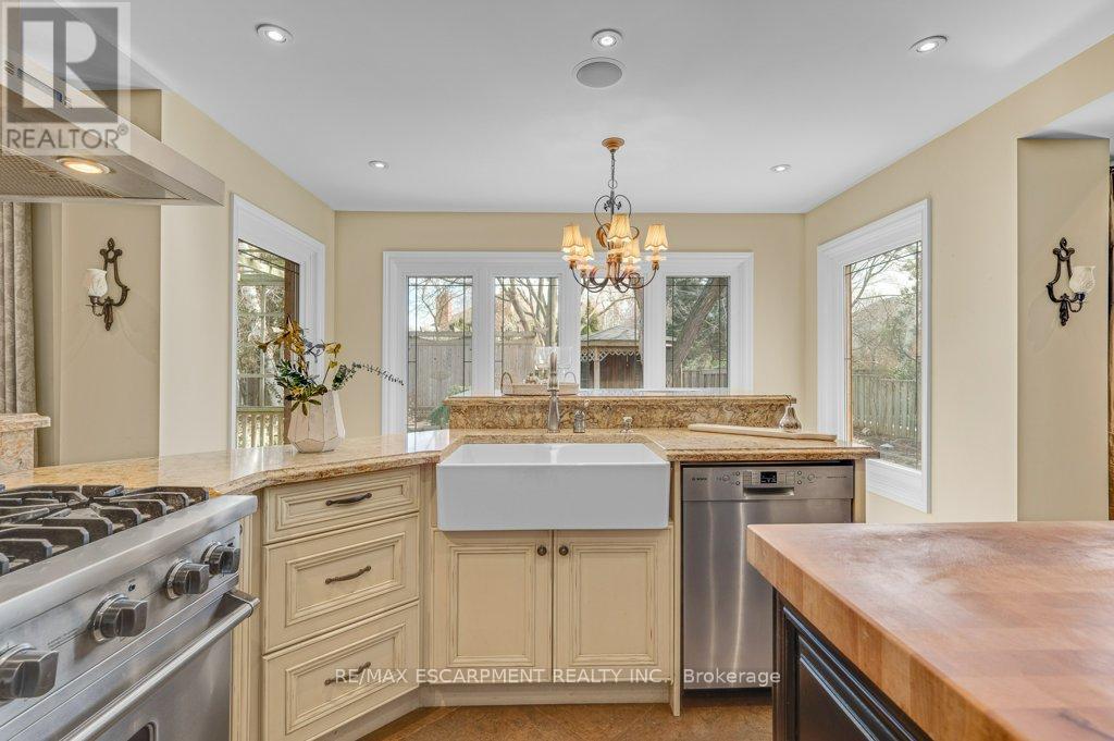 333 Claremont Crescent, Oakville, Ontario  L6J 6J9 - Photo 12 - W12873370