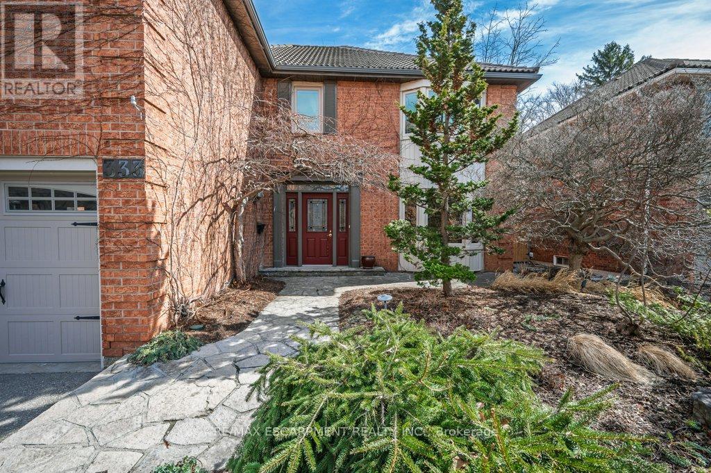 333 Claremont Crescent, Oakville, Ontario  L6J 6J9 - Photo 2 - W12873370
