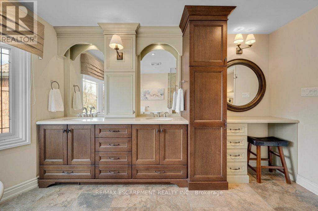 333 Claremont Crescent, Oakville, Ontario  L6J 6J9 - Photo 22 - W12873370