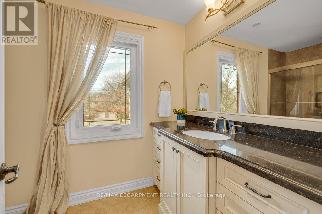 333 Claremont Crescent, Oakville, Ontario  L6J 6J9 - Photo 29 - W12873370