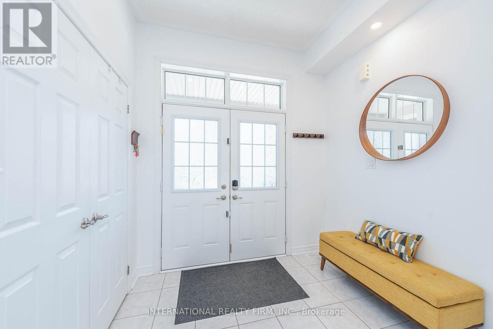 99 Huguenot Road, Oakville, Ontario  L6H 0M3 - Photo 4 - W12873426